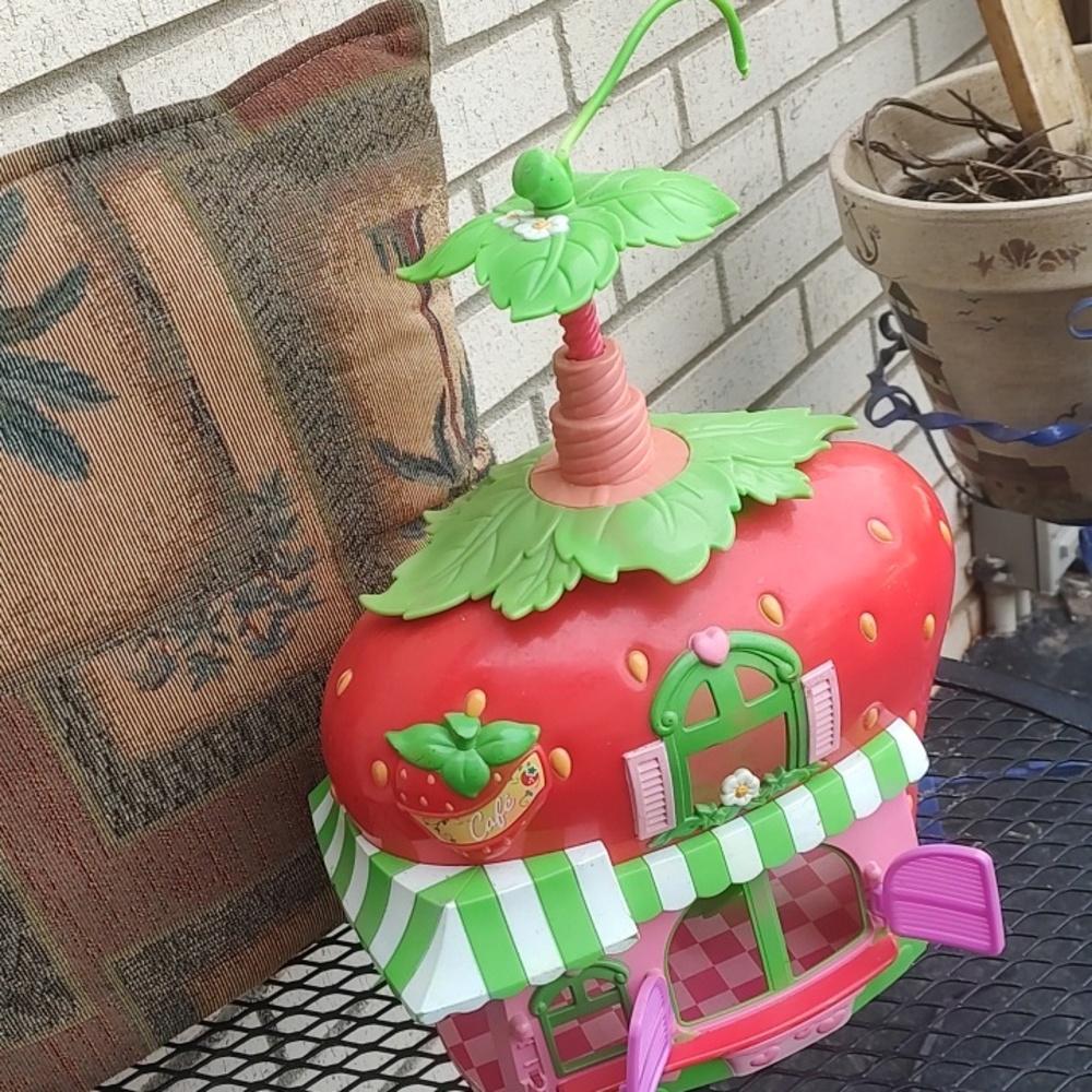 CagelStrawberry Shaped Playhouse Toy - Picture 6 of 6